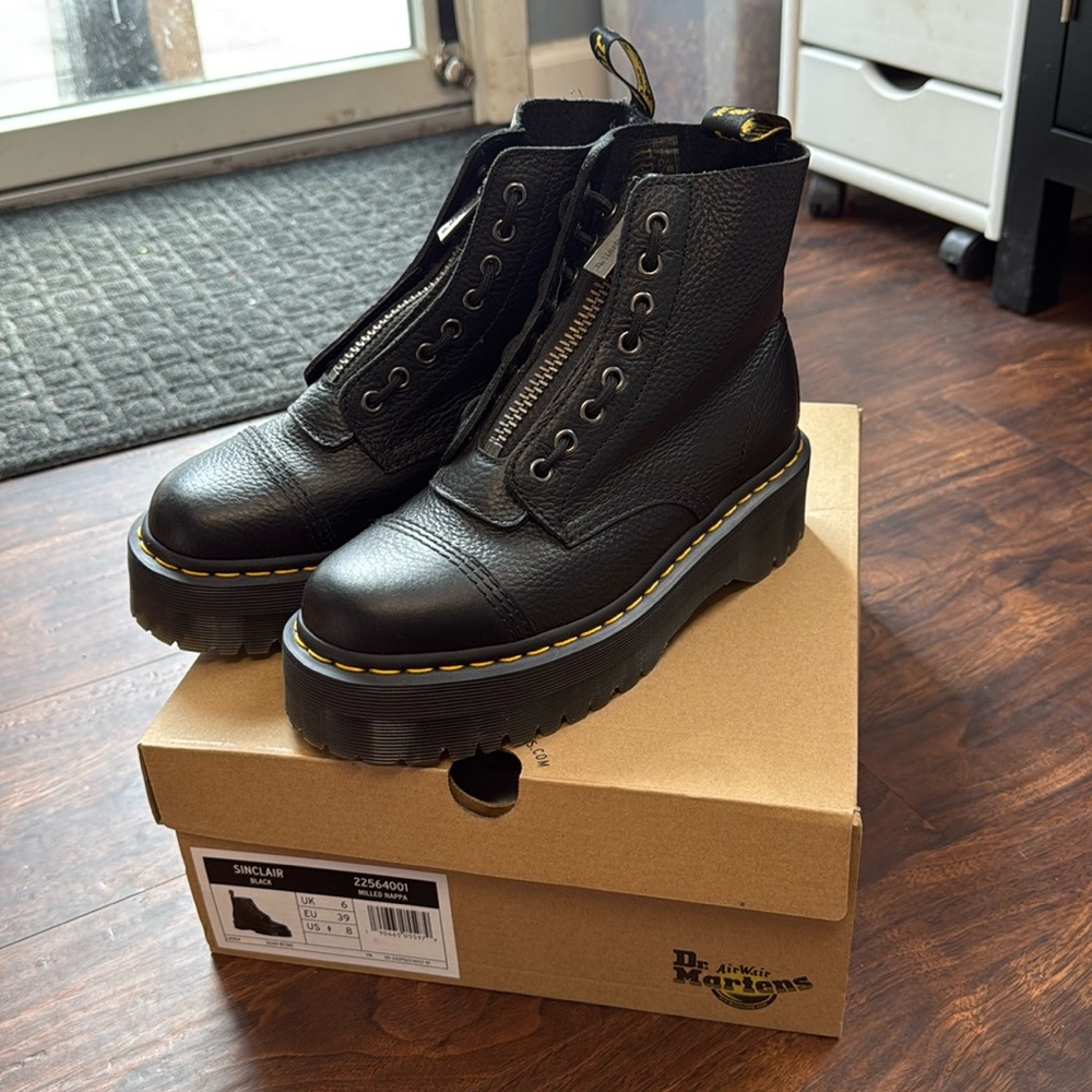 EUC dr. martens Sinclair Zipper Boot us8 (fits like 9)
